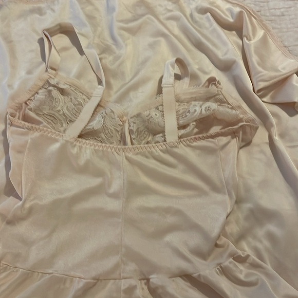 OLGA Slip or nightie, 38D blush color lace nylon ExCellent condition pre-loved - Picture 4 of 9